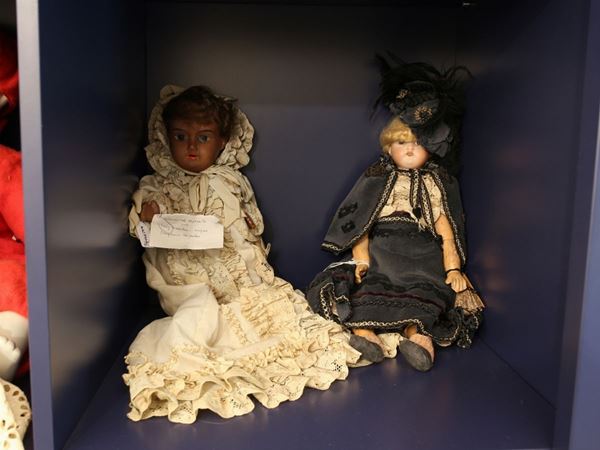 Due bambole in porcellana  (S. Harding e Armand Marseille, inizio XX secolo)  - Asta House Sale: Curiosità: Vintage, Soffitta e Cantina - Maison Bibelot - Casa d'Aste Firenze - Milano