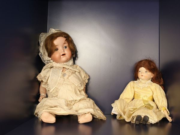 Due bambole in porcellana  (una Armand Marseille, inizio XX secolo)  - Asta House Sale: Curiosità: Vintage, Soffitta e Cantina - Maison Bibelot - Casa d'Aste Firenze - Milano