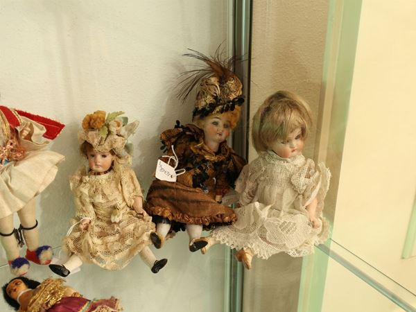 Tre piccole bambole in porcellana  (inizio XX secolo)  - Asta House Sale: Curiosità: Vintage, Soffitta e Cantina - Maison Bibelot - Casa d'Aste Firenze - Milano