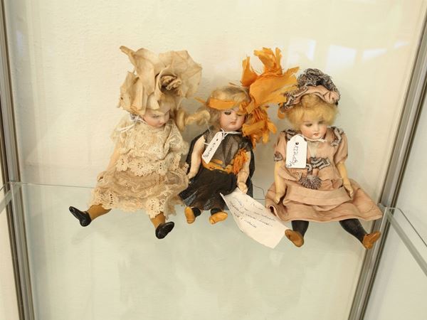 Tre piccole bambole in porcellana  (inizio XX secolo)  - Asta House Sale: Curiosità: Vintage, Soffitta e Cantina - Maison Bibelot - Casa d'Aste Firenze - Milano