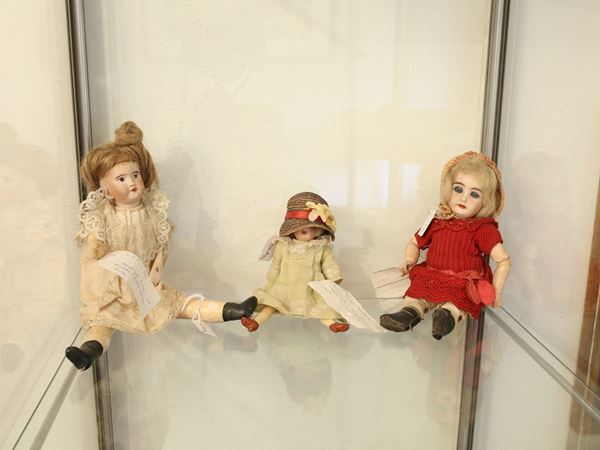Tre piccole bambole in porcellana  (A. Marseille e SFP Paris, inizio XX secolo)  - Asta House Sale: Curiosità: Vintage, Soffitta e Cantina - Maison Bibelot - Casa d'Aste Firenze - Milano