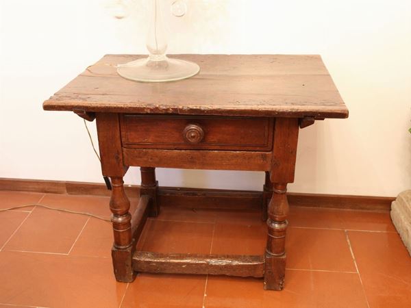 A small walnut table  (XVII centruy)  - Auction The Collector's House - Villa of the Azaleas in Florence - I - I - Maison Bibelot - Casa d'Aste Firenze - Milano