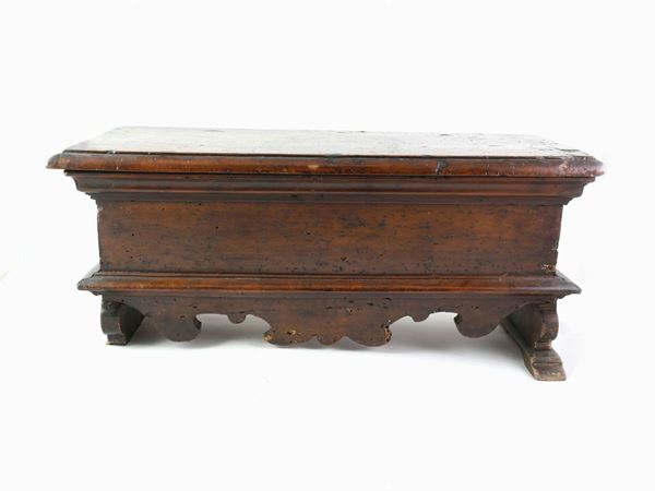 A walnut casket  (19th century)  - Auction The Collector's House - Villa of the Azaleas in Florence - I - I - Maison Bibelot - Casa d'Aste Firenze - Milano