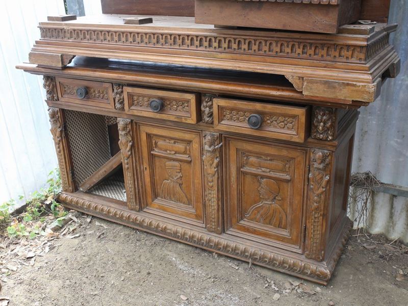 Credenza in Noce in Stile Neorinascimentale