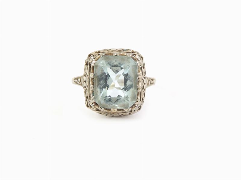 Anello in Oro Bianco con Acquamarina