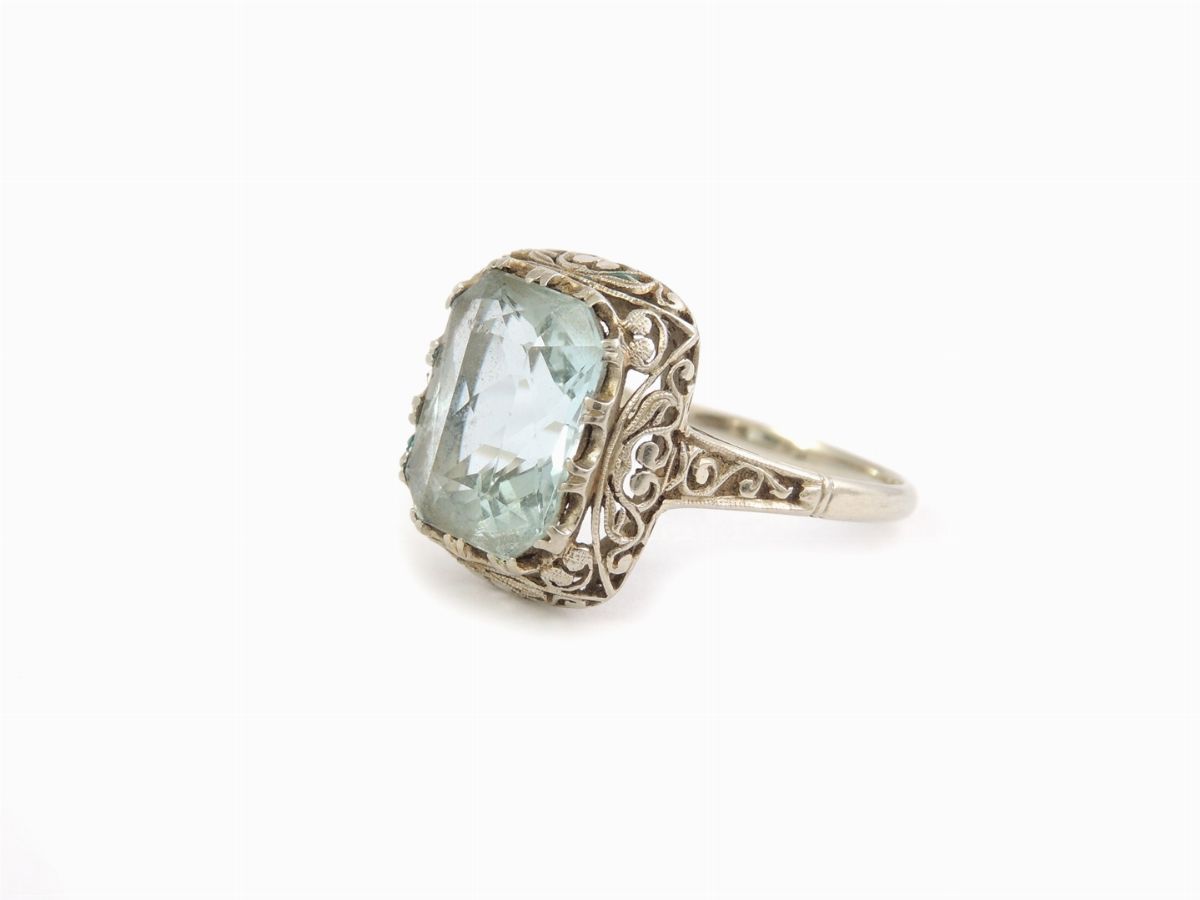 Anello in Oro Bianco con Acquamarina