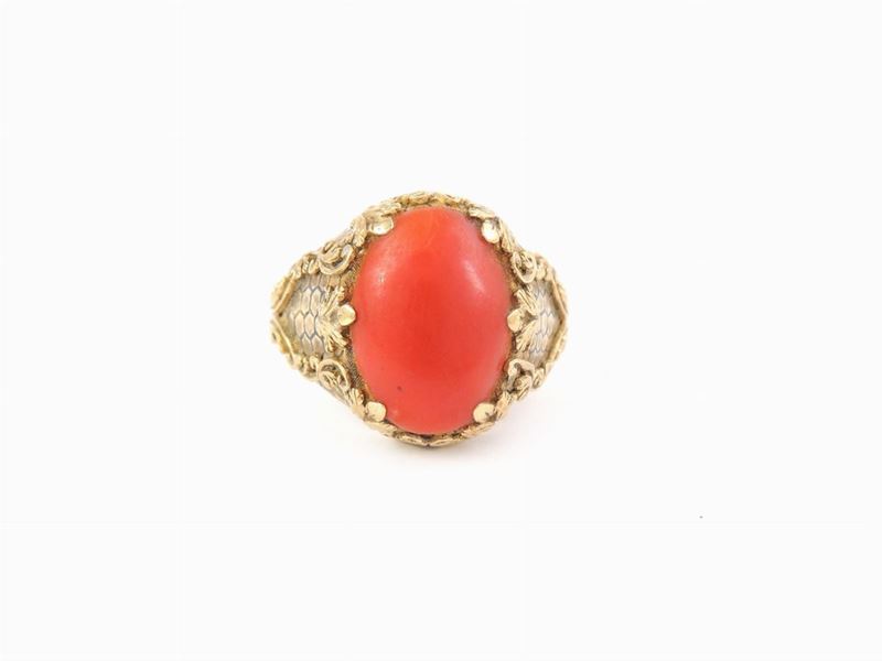 Anello in Oro Giallo con Corallo