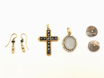 Un Anello, Due Pendenti, Due Bottoni da Sparato, un Paio di Orecchini, un Orecchino Singolo