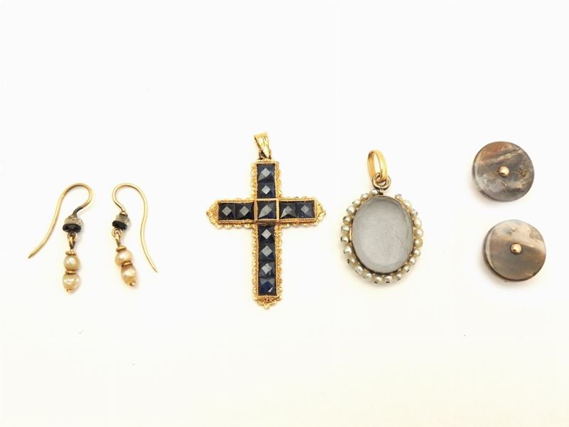 Un Anello, Due Pendenti, Due Bottoni da Sparato, un Paio di Orecchini, un Orecchino Singolo