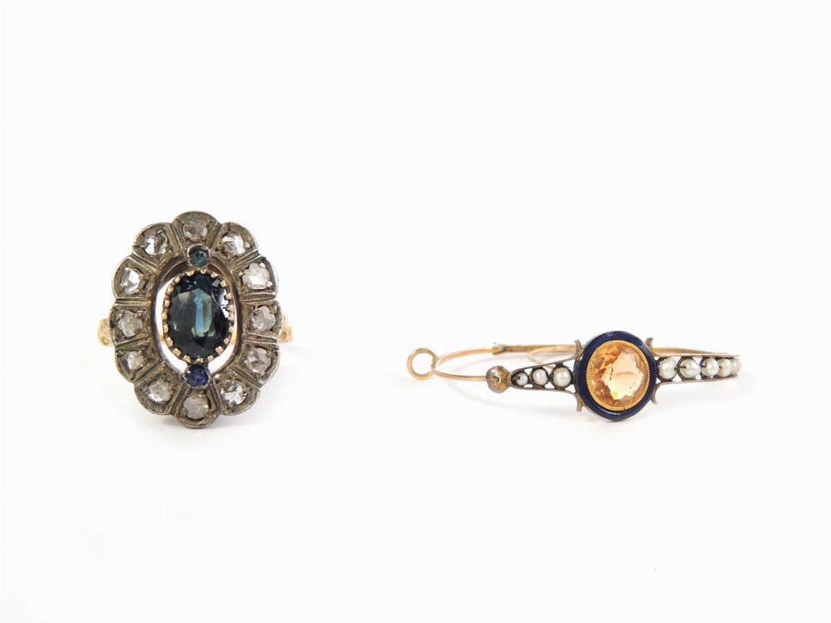Un Anello, Due Pendenti, Due Bottoni da Sparato, un Paio di Orecchini, un Orecchino Singolo