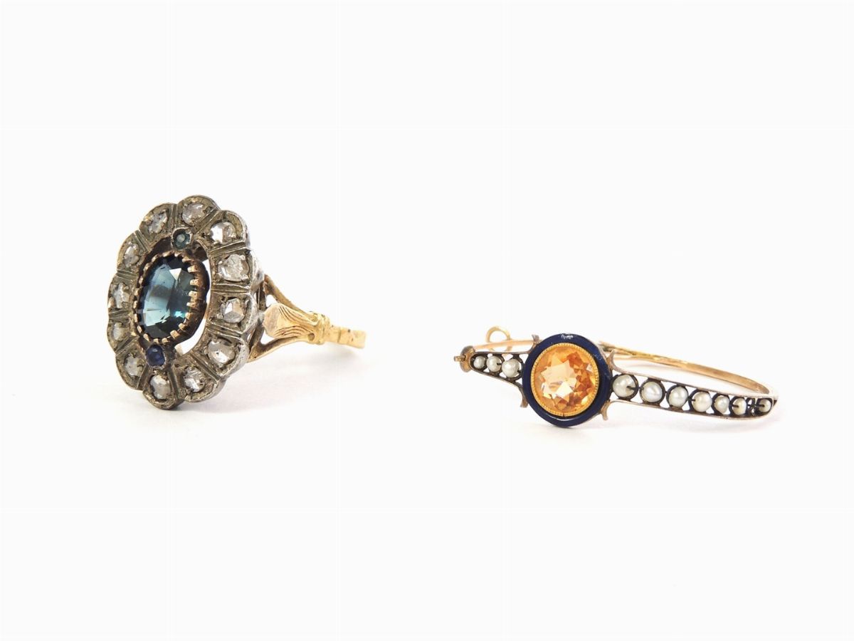 Un Anello, Due Pendenti, Due Bottoni da Sparato, un Paio di Orecchini, un Orecchino Singolo