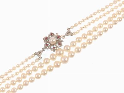 Una Collana e Due Catenine con Pendenti in Oro Giallo e Bianco, Diamanti e Perle Coltivate