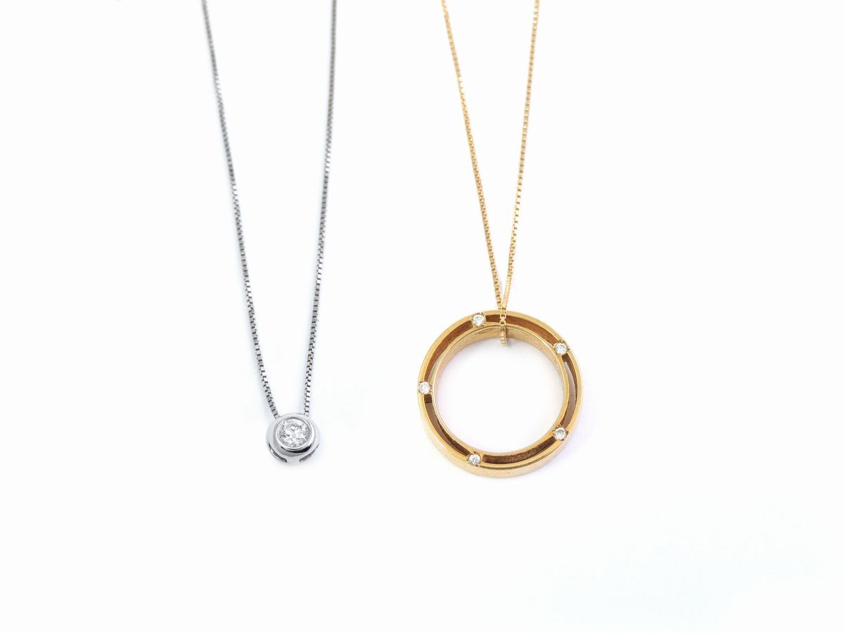 Una Collana e Due Catenine con Pendenti in Oro Giallo e Bianco, Diamanti e Perle Coltivate