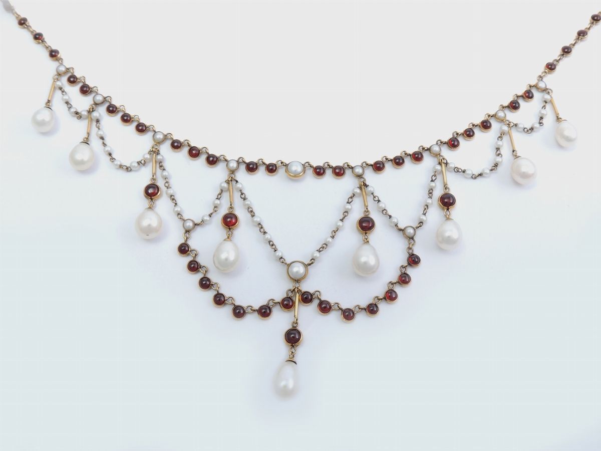 Collana in Oro Giallo con Granati e Perle Coltivate