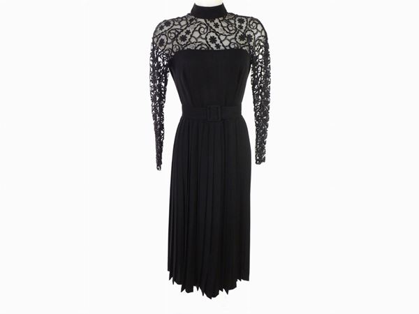 Black wool and lace, Cacharel