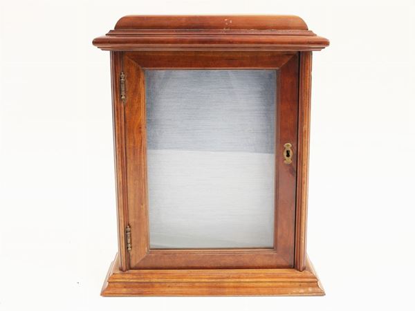 A walnut hanging display cabinet  - Auction Antiquities, Interior Decorations and Vintage  from the Panarello Gallery in Taormina - Maison Bibelot - Casa d'Aste Firenze - Milano