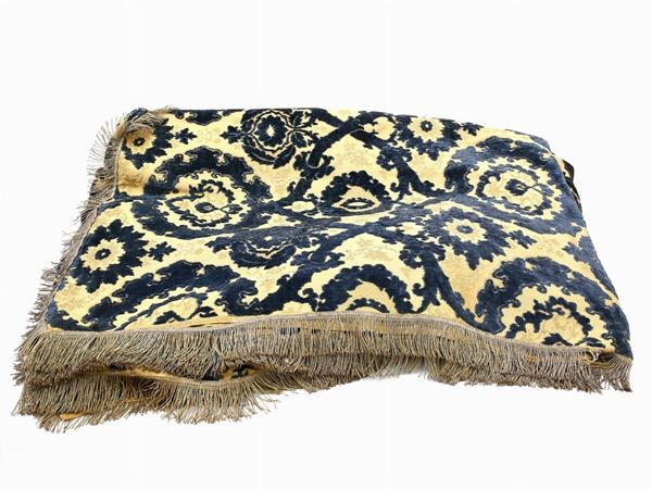 A damask velvet double bedspread  - Auction Antiquities, Interior Decorations and Vintage  from the Panarello Gallery in Taormina - Maison Bibelot - Casa d'Aste Firenze - Milano
