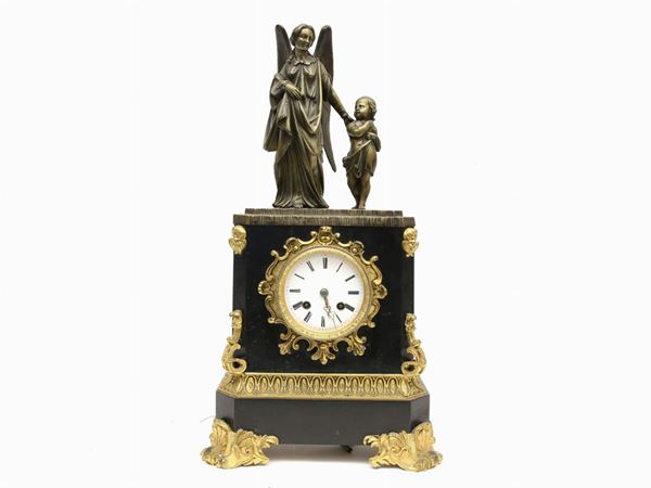 A black marble mantel clock  - Auction Antiquities, Interior Decorations and Vintage  from the Panarello Gallery in Taormina - Maison Bibelot - Casa d'Aste Firenze - Milano