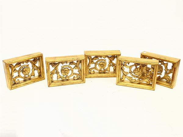 Cinque formelle in legno intagliato e dorato