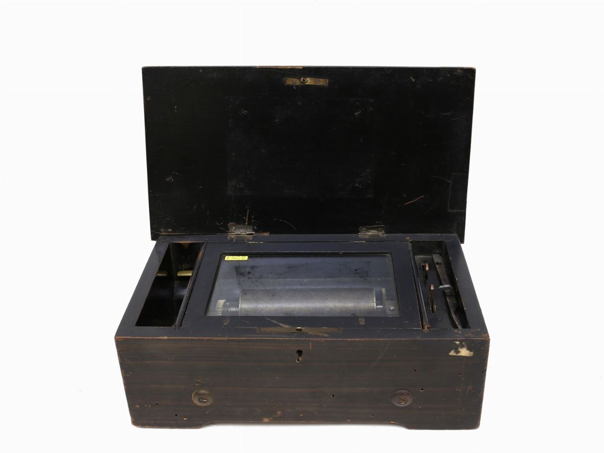 Scatola Musicale in Legno Tenero Intarsiata con Motivo Floreale