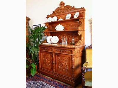 Credenza con Alzata in Noce Intagliato a Grottesche