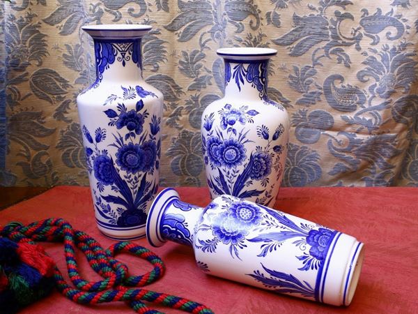 Serie di tre vasi in ceramica