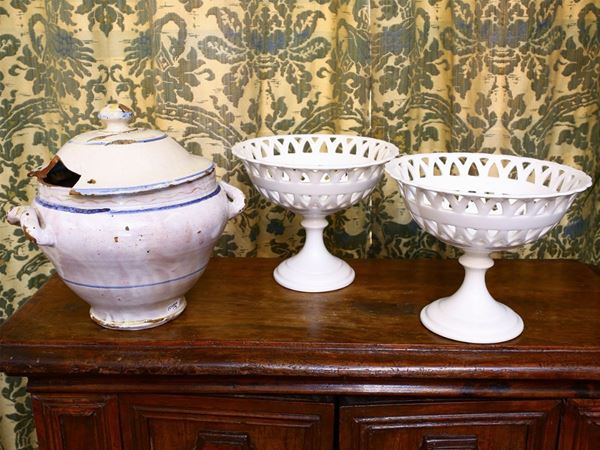 A pair of porcelain bowl stands