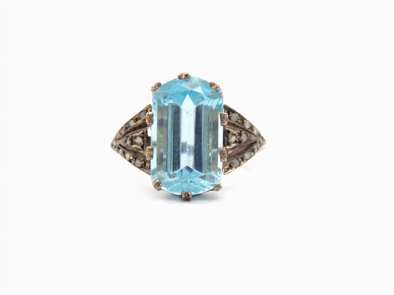 Anello in Oro Giallo a Bassa Lega, Argento, Diamanti e Topazio Azzurro