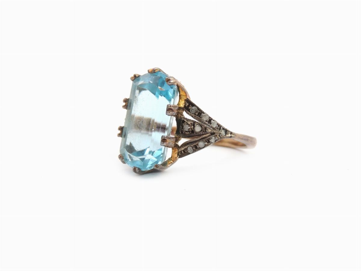 Anello in Oro Giallo a Bassa Lega, Argento, Diamanti e Topazio Azzurro