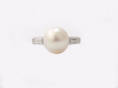 Anello in Oro Bianco con Diamanti e Perla Akoya