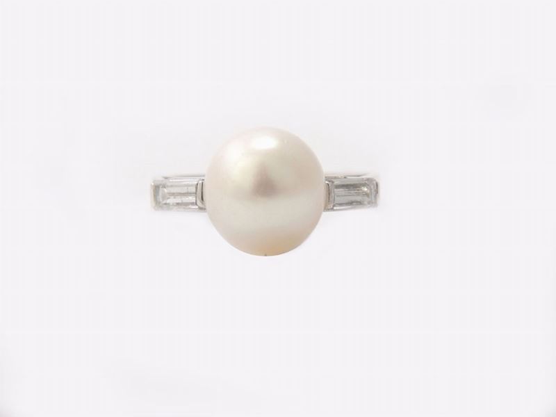 Anello in Oro Bianco con Diamanti e Perla Akoya
