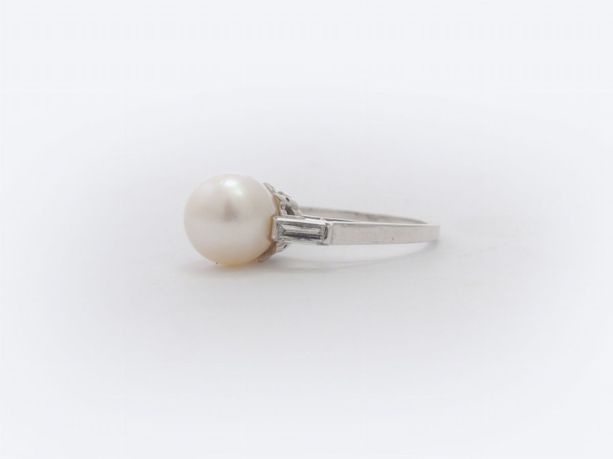 Anello in Oro Bianco con Diamanti e Perla Akoya