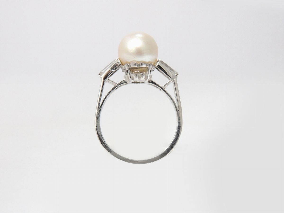 Anello in Oro Bianco con Diamanti e Perla Akoya