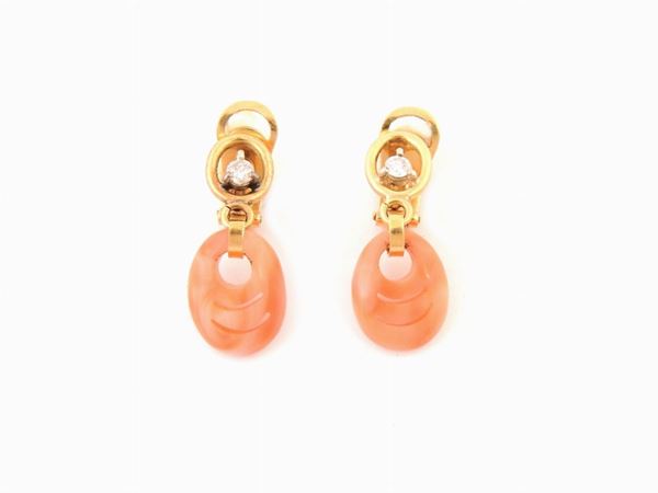 Orecchini pendenti in oro giallo, diamanti e corallo rosa-arancio