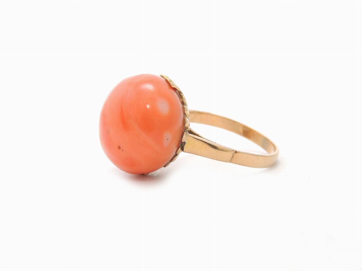 Anello in Oro Giallo e Corallo Rosso Aranciato