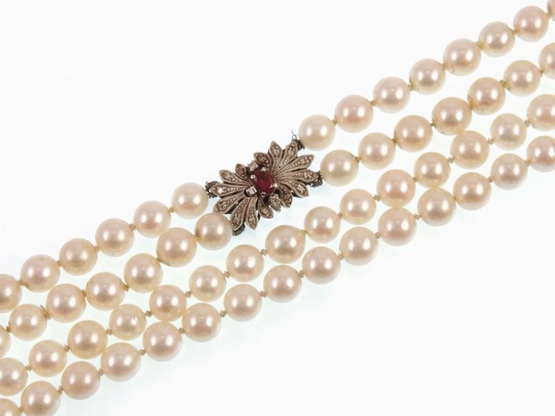 Collana a Due Fili di Perle Coltivate Akoya con Fermezza in Oro Bianco e Rubino