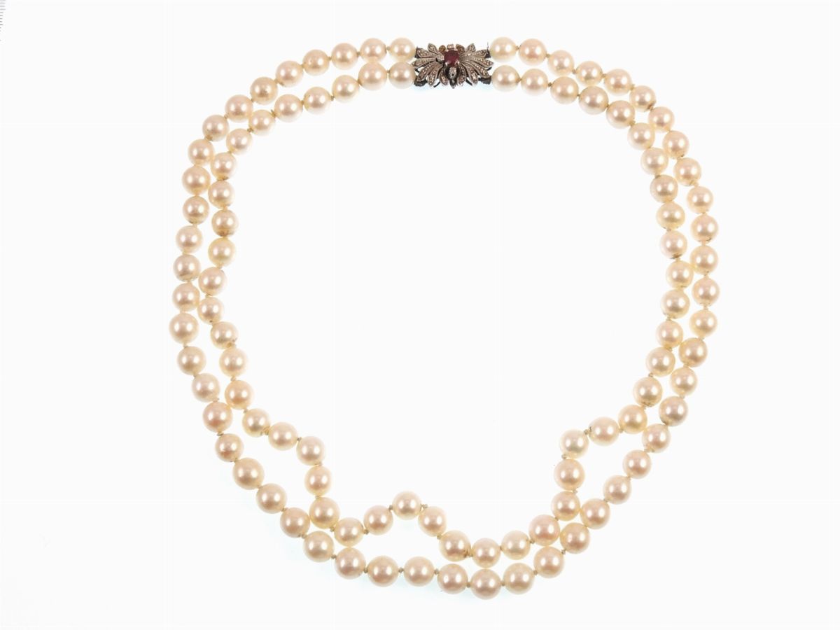 Collana a Due Fili di Perle Coltivate Akoya con Fermezza in Oro Bianco e Rubino