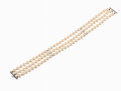 Bracciale a Tre Fili di Perle Coltivate Akoya, Inserti e Fermezza in Oro Bianco e Diamanti