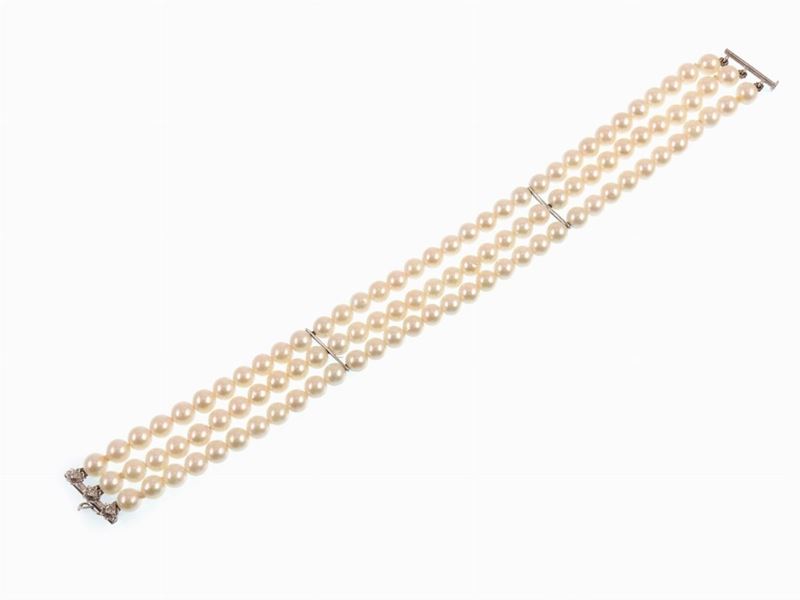 Bracciale a Tre Fili di Perle Coltivate Akoya, Inserti e Fermezza in Oro Bianco e Diamanti