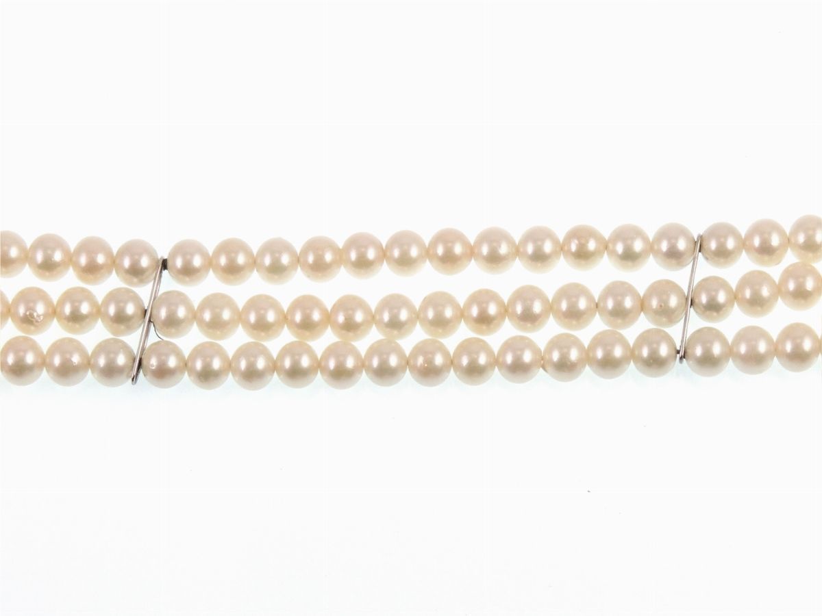 Bracciale a Tre Fili di Perle Coltivate Akoya, Inserti e Fermezza in Oro Bianco e Diamanti