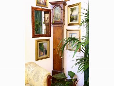 Orologio a Torre con Cassa in Legno Tenero