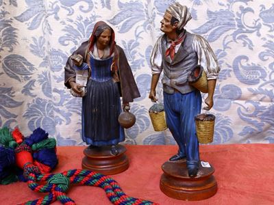 Coppia di Figure da Presepe in Terracotta Dipinta