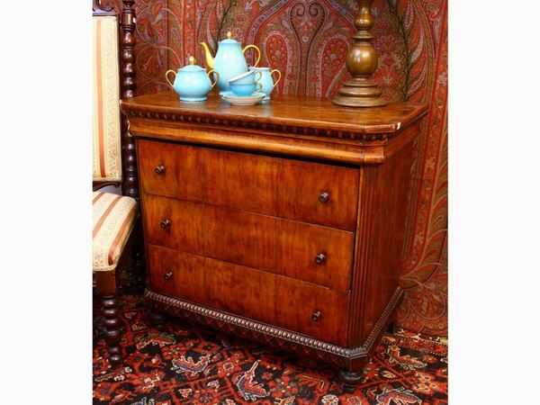 A walnut veneered small cest of drawers  (mid 19th century)  - Auction The florentine house of the soprano Marcella Tassi - Maison Bibelot - Casa d'Aste Firenze - Milano