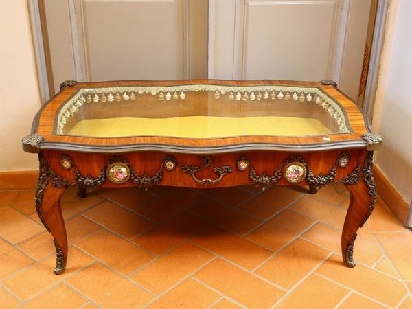 A rosewood veneered coffee table  (France, early 20th century)  - Auction Antiquities, Interior Decorations and Vintage  from the Panarello Gallery in Taormina - Maison Bibelot - Casa d'Aste Firenze - Milano