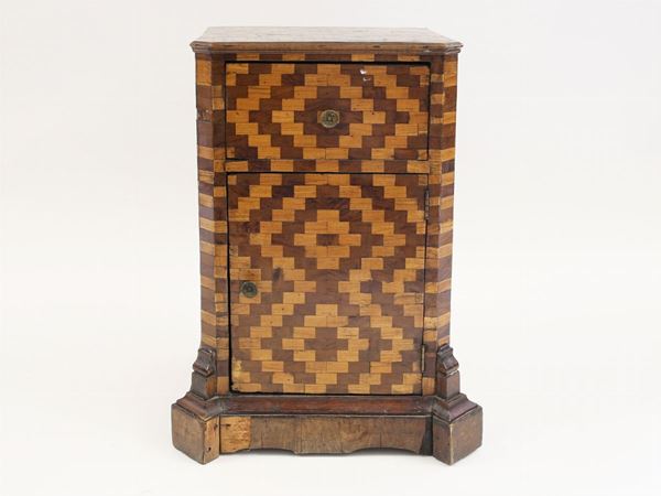 A walnut and oak veneered night table  (mid 19th century)  - Auction Antiquities, Interior Decorations and Vintage  from the Panarello Gallery in Taormina - Maison Bibelot - Casa d'Aste Firenze - Milano