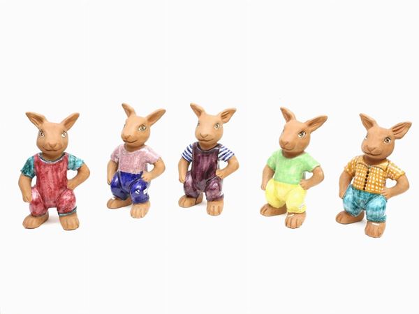 Serie di cinque coniglietti in terracotta smaltata