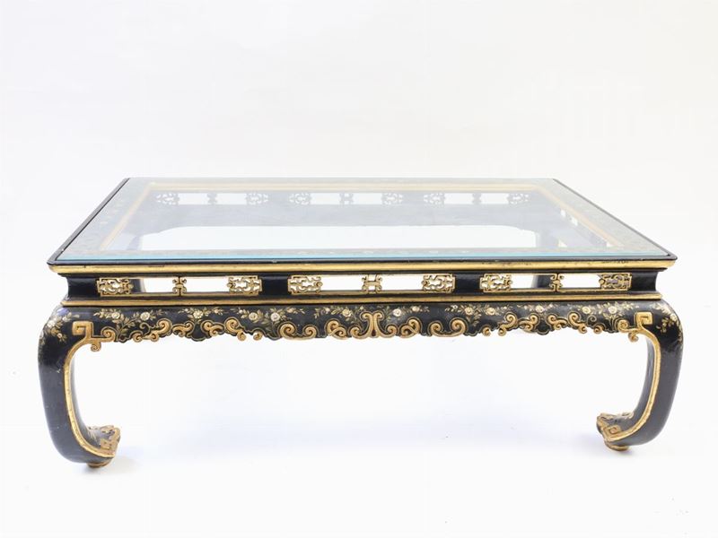 Tavolo Basso Laccato a Chinoiserie su Fondo Nero