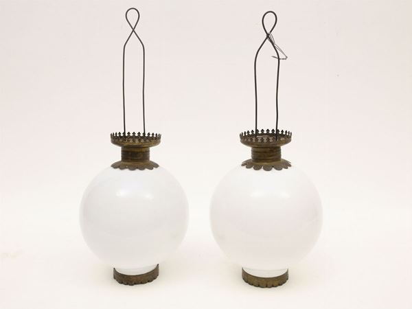 Serie di sei lampade a boccia in vetro opalino bianco