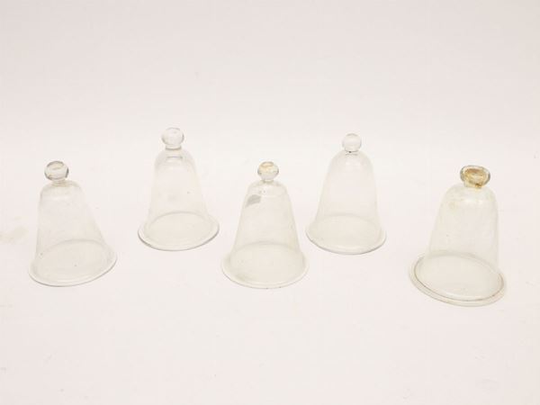 Serie di trentotto piccole campane in vetro soffiato