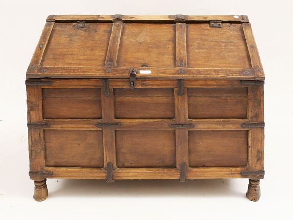 A small walnut chest  - Auction Antiquities, Interior Decorations and Vintage  from the Panarello Gallery in Taormina - Maison Bibelot - Casa d'Aste Firenze - Milano